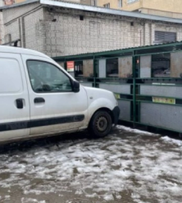Водіїв у Львові просять не паркуватись біля сміттєвих контейнерів