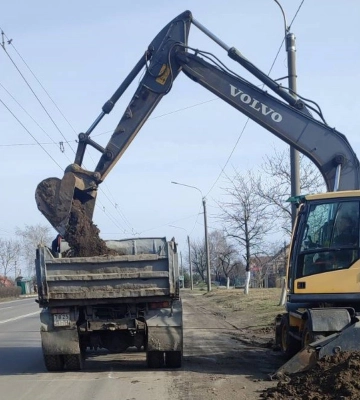 На двох волинських трасах влаштовують стічні канави для водовідведення