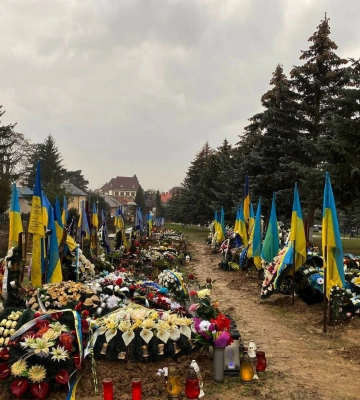 В Ужгороді вшанували пам’ять загиблих Героїв, які поховані на Пагорбі Слави