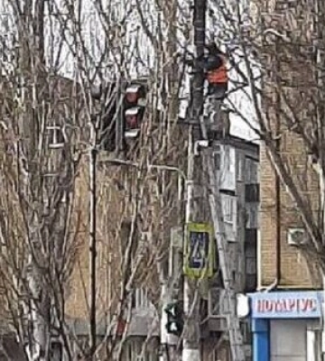 В Мелитополе оккупанты развешивают на столбах видеокамеры