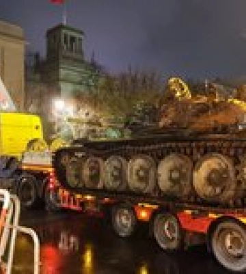 Под посольство РФ в Берлине в 04:00 привезли подбитый российский танк Т-72 – фото, видео