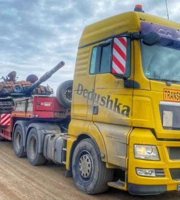 У Берліні підбитий російський танк встановили перед посольством РФ