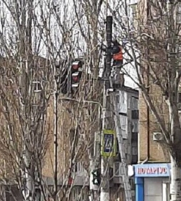 В Мелитополе оккупанты развешивают на столбах видеокамеры
