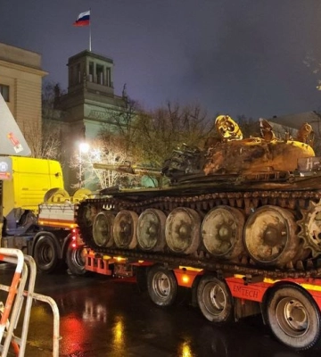 На Берлин! У посольства рф установили подбитый под Киевом российский танк (, )