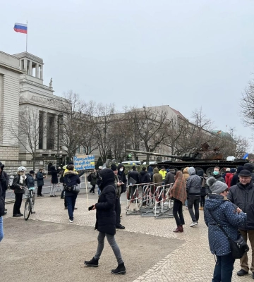 На Берлин! У посольства рф установили подбитый под Киевом российский танк (, )