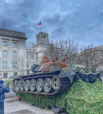 У Берліні підбитий російський танк встановили перед посольством РФ