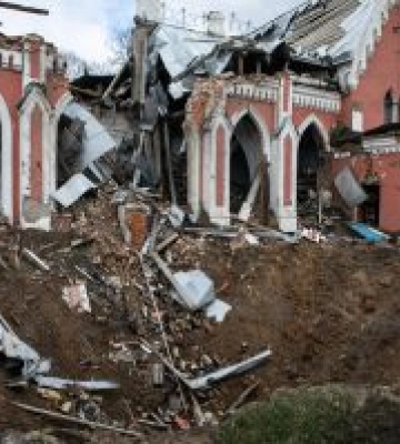 «Брати» поперли збройно, не озираючись на монумент дружби народів