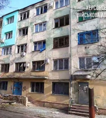 Росіяни вночі влучили у будівлю гуртожитку в Херсоні