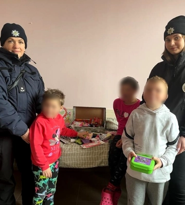 Поліцейські привезли подарунки херсонським діткам, які знаходяться у лікарні міста Миколаїв