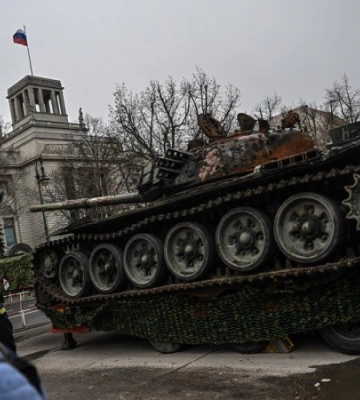 Біля посольства РФ у Берліні виставили підбитий під Бучею російський танк