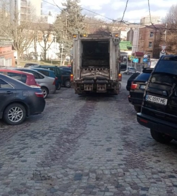 Евакуатори у Львові забиратимуть автівки, припарковані біля сміттєвих контейнерів