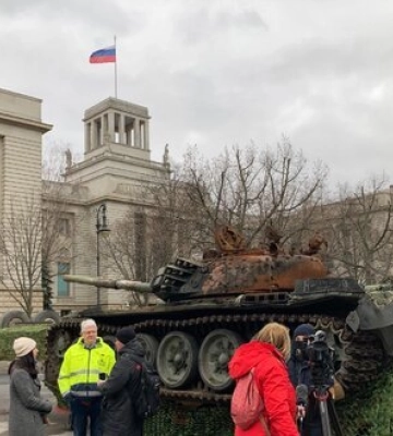Перед посольством РФ в Берлине установили подбитый российский танк Т-72. ФОТО
