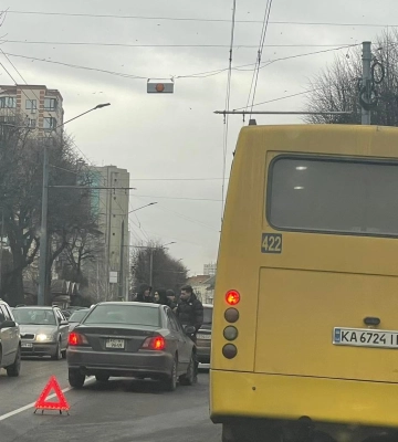 У центрі Луцька поблизу торгового центру сталась аварія: рух транспорту ускладнений
