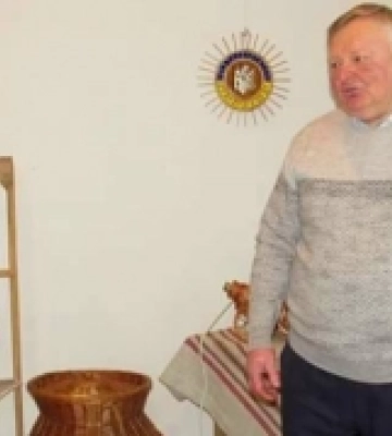 У Корці відкрилася благодійна виставка майстра лозоплетіння