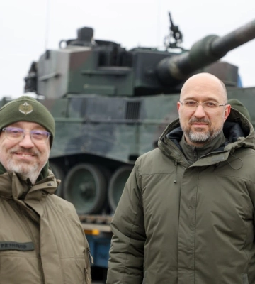 "Новые звери": Резников и Шмыгаль показали первые кадры Leopard 2 в Украине (фото, видео)