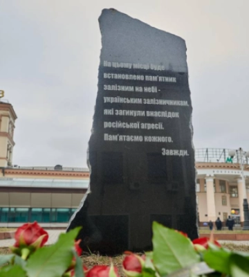 На головному вокзалі Києва встановили пам’ятний камінь загиблим залізничникам