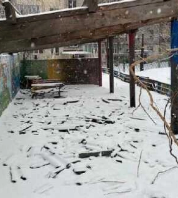 Окупанти обстріляли дитячий садок у Херсоні, сталася пожежа