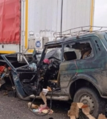 Автотроща на Рівненщині: легковик врізався у вантажівку