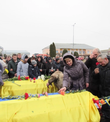 Війна забрала двох Героїв-побратимів: у Корці прийшли попрощатися сотні людей (ФОТО)