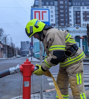 У центрі Рівного вперше встановили наземний пожежний гідрант (ФОТО)