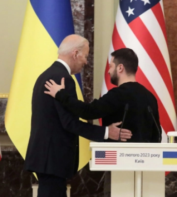 Рік лютого спротиву, Байден у Києві та Бенксі під склом