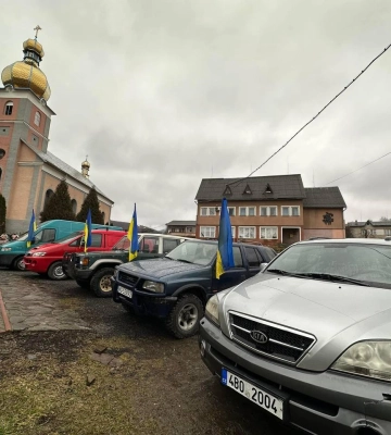На Закарпатье духовенство и верующие УПЦ приобрели 5 автомобилей для ВСУ