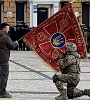 Військовий з Волновахи отримав бойовий прапор з рук Президента України