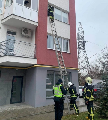 У Львові рятувальники повернули дворічній дитині маму... з балкону