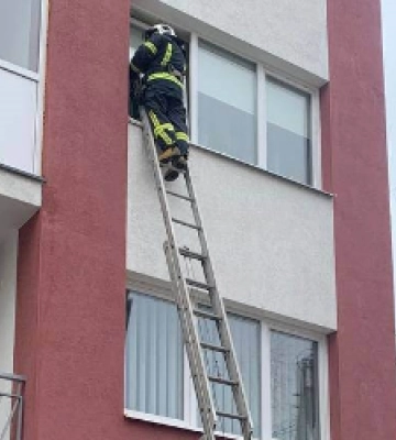 У Львові надзвичайники рятували малюка, мама якого зачинилася на балконі