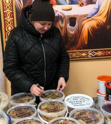 На Ровенщине верующие УПЦ готовят домашние блюда для защитников Украины на передовую