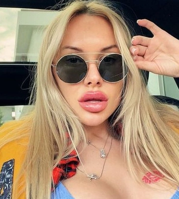 Дружина экскапітана Динамо повністю оголилася перед дзеркалом. Відверте фото яскравої білявки