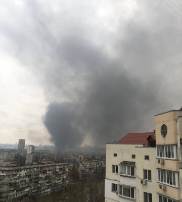 В Подольском районе Киева сильный пожар: загорелось предприятие