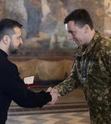 Президент Зеленский вручил награду военному капеллану из Запорожья