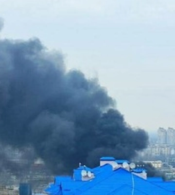 В Киеве вспыхнул сильный пожар на предприятии: фото, видео и все подробности