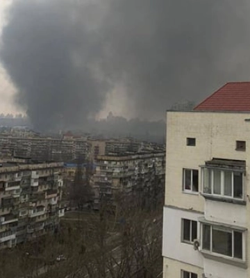 В Киеве на Подоле возник масштабный пожар: в небо поднялся столб дыма
