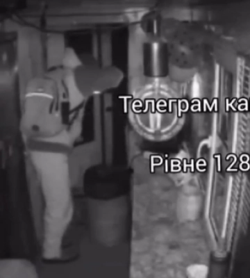Шукають двох злодіїв, які обікрали у Рівному кав`ярню (ВІДЕО)