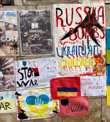 Херсонцы вышли на митинг под стены российского посольства в Румынии (ФОТО)