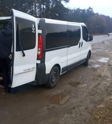 На Костопільщині затримали на блокпосту мікроавтобус сарненця з цигарками