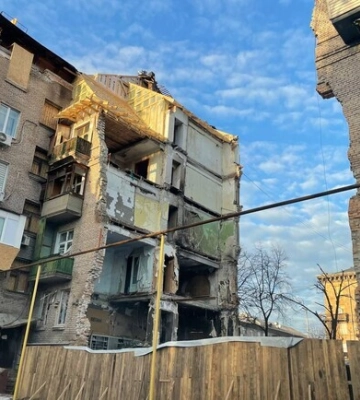 Повредили школу, дома и квартиры мирных жителей: рашисты продолжают массированно обстреливать Запорожскую область, – ФОТО