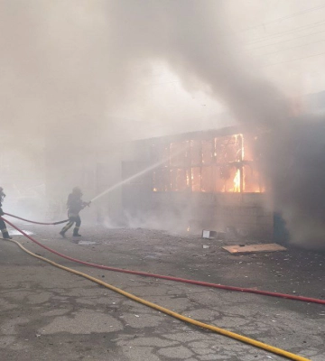 У Подільському районі Києва сильна пожежа: загорілось підприємство