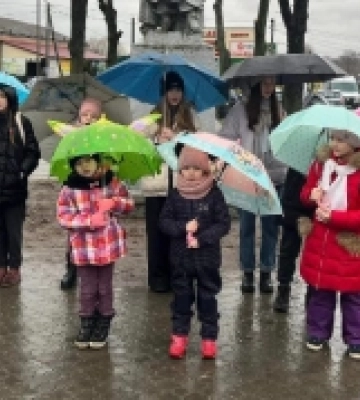 Співали під парасольками: у Рожищі діти продовжують збір на дрони-камікадзе. ФОТО