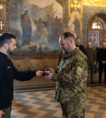 Президент Зеленский наградил военных капелланов из Днепропетровской области