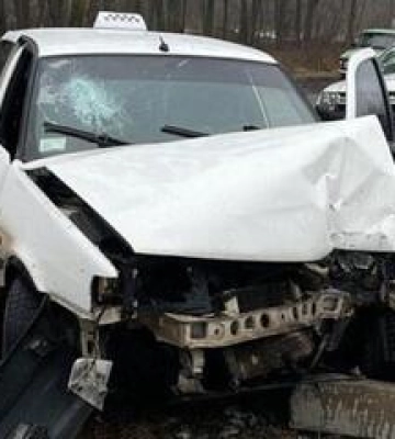 На Полтавщині автівка врізалася в стовп
