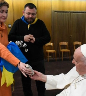 Папі Римському подарували прапор із Миколаївщини