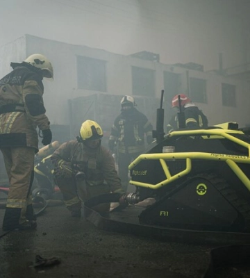 Пожежу на складі у Києві загасили: рятувальники показали новітню техніку, яка їм допомогла