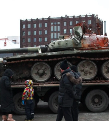 Подбитый в Украине российский танк выставили в центре Таллинна