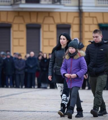 Фото руки с браслетом, что облетело мир: родные павшего в Изюме воина получили его награду
