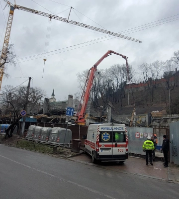На будівництві у Львові обвалилось перекриття поверху