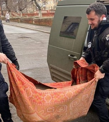 Після обстрілів Марганця поліцейські витягнули з-під завалів пораненого собаку