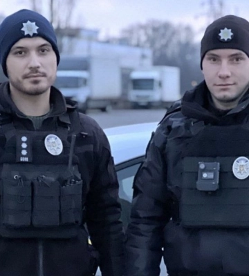 Київські патрульні врятували жінку, яка спробувала вкоротити собі віку
